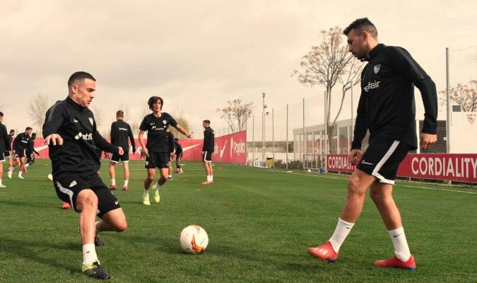 Roque Mesa y Munir durante un entrenamiento del Sevilla / @SevillaFC