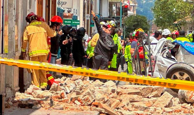Personas observan los daños ocasionados por el sismo de magnitud 6,5 en la escala abierta de Richter en la ciudad de Cuenca (Ecuador). EFE/Robert Puglla