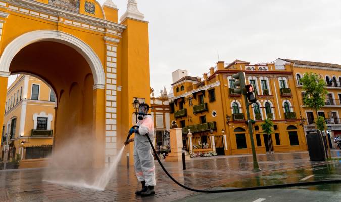 Un empleado de la limpieza en el Arco de la Macarena. / Eduardo Briones - E.P.