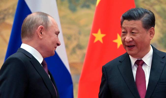 El presidente de Rusia, Vladimir Putin (i) y el presidente de China, Xi Jinping (d) se saludan en Pekín, China, el 4 de febrero de 2022. EFE