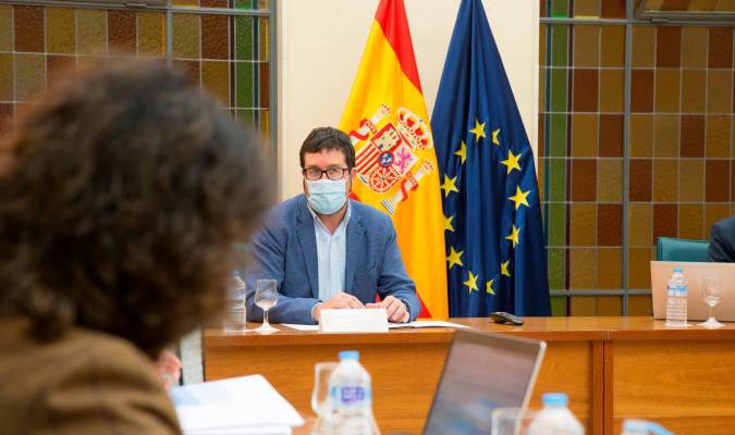 El secretario de Estado de Empleo y Economía Social, Joaquín Pérez Rey, durante la reunión de la Mesa de Diálogo Social donde el Gobierno y los agentes sociales comienzan a negociar las condiciones de los ERTE. / EFE