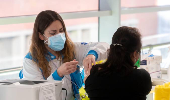 Una mujer recibe la tercera dosis de la vacuna contra el Covid-19. / Alberto Ortega - E.P.