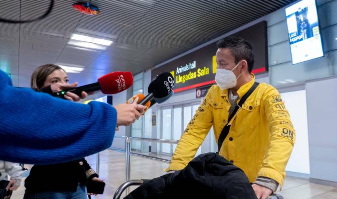Un pasajero ofrece declaraciones a los medios a su llegada al aeropuerto Adolfo Suárez Madrid-Barajas procedente de un vuelo de Chongqing (China). / Alberto Ortega - E.P.