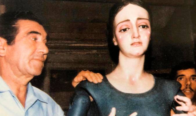 Francisco Buiza junto a la Virgen de la Paz de Estepa (1981)