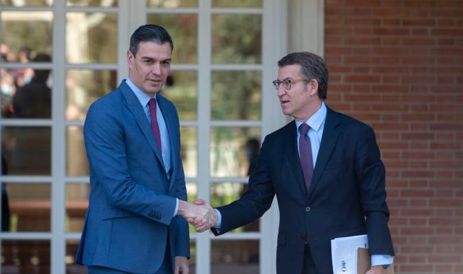 El presidente del Gobierno, Pedro Sánchez (i), recibe al presidente nacional del PP, Alberto Núñez Feijóo (d). / Alberto Ortega - E.P.