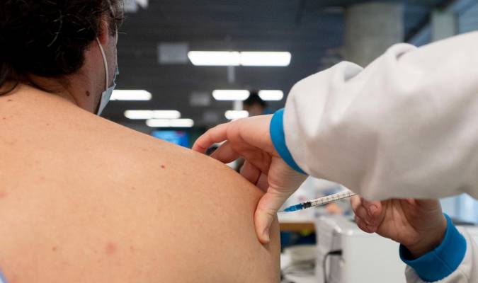 Una persona es vacunada contra el Covid-19. / E.P.