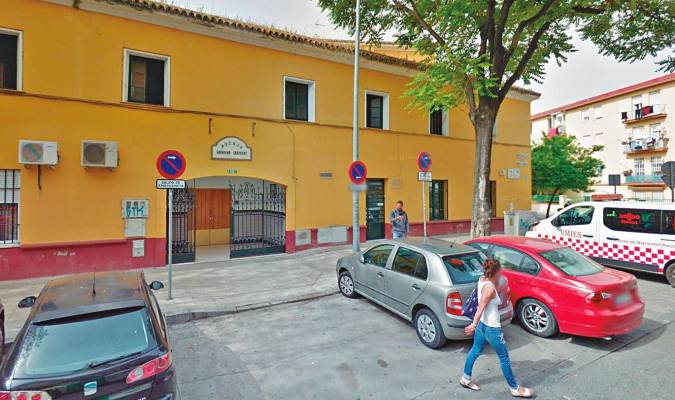 Fachada del albergue municipal para personas sin hogar que se encuentra en el distrito Macarena. / El Correo
