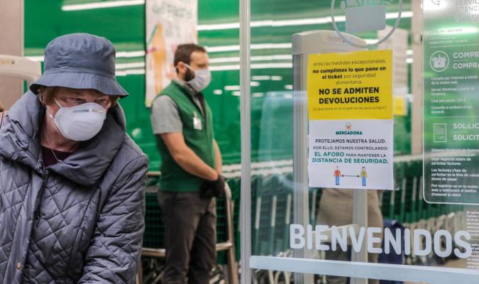 Una mujer con mascarilla a las puertas de un Mercadona. Rober Solsona - Europa Press