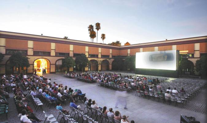 El patio de la Diputación de Sevilla, transformado en Cine de Verano. / El Correo