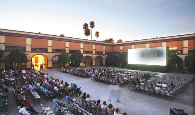 Éxito del cine de verano del patio de Diputación de Sevilla