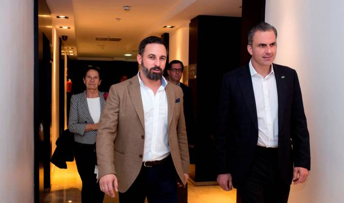 El líder de Vox, Santiago Abascal (i), acompañado por el secretario general del partido, Javier Ortega (d). EFE/ Luca Piergiovanni
