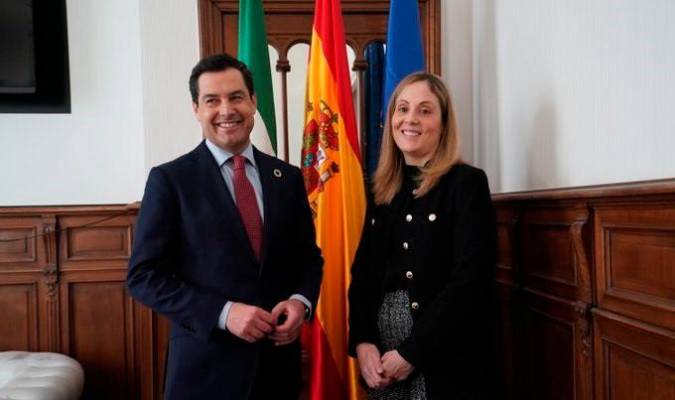 El presidente de la Junta reunido con la vicepresidenta del BEI, Enma Navarro. / EP