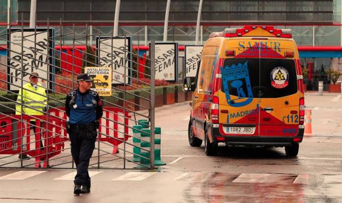 Una ambulancia del Samur llegan al hospital de emergencia habilitado en Ifema en Madrid. / Efe