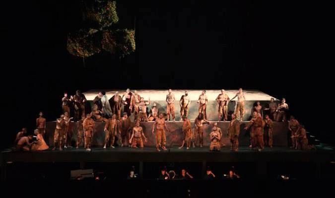 El coro masculino del Teatro de la Maestranza en la ópera ‘Fidelio’. / G. Mendo