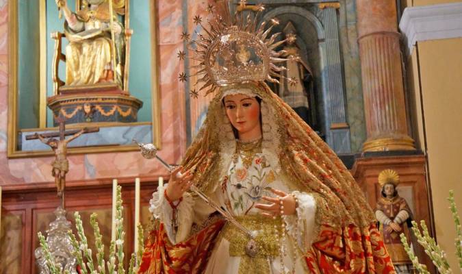 La Virgen de Villadiego, Patrona de Peñaflor, expuesta al culto en la parroquia de San Pedro tras el traslado privado (Foto: Hermandad de Villadiego) 