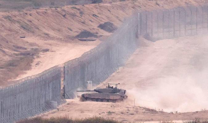 Un tanque israelí cruza la valla de seguridad entre Israel y Gaza en la parte norte de la Franja de Gaza, visto desde Sderot, Israel, el 12 de noviembre de 2023. EFE/EPA/NEIL HALL