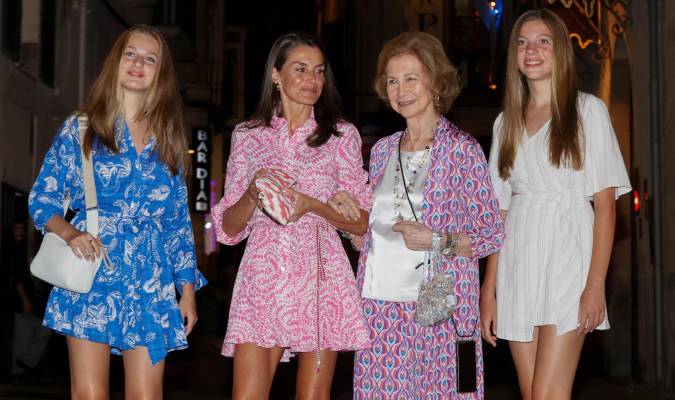 La reina Letizia y sus hijas salen a cenar con la reina Sofía