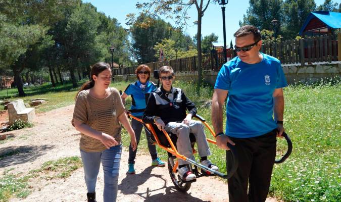 Siles (Jaén) es uno de los municipios que mejor hace realidad en España el modelo de turismo accesible y dispone de sillas joëlettes para quien tiene problemas de movilidad y así puede compartir la vivencia de senderos o paseos en un hermoso entorno natural.