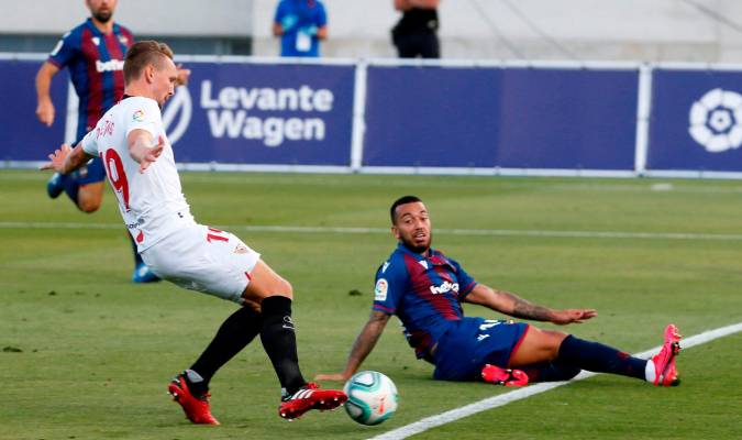 El delantero neerlandés del Sevilla FC Luuk de Jong dispara a puerta para conseguir su go. EFE / Manuel Lorenzo