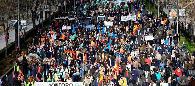 Miles de personas participan en una manifestación de protesta por la situación que sufre el mundo rural y sus actividades, especialmente las labores desarrolladas por el sector primario, hoy en Madrid. EFE/Víctor Lerena