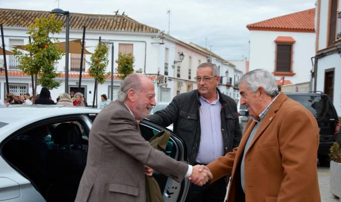 El todavía alcalde de Alcolea del Río, Carlos López (derecha) reciba en la localidad al presidente de la Diputación, Rodríguez Villalobos (izquierda) (Foto: Ayuntamiento de Alcolea del Río).