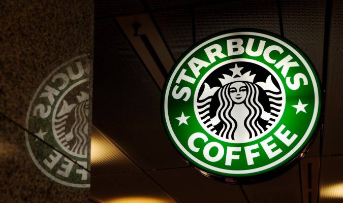 Fotografía de archivo en la que se registró un logo de la cadena estadounidense de cafeterías Starbucks, en una de sus tiendas, en Frankfurt (Alemania). EFE/Mauritz Antin