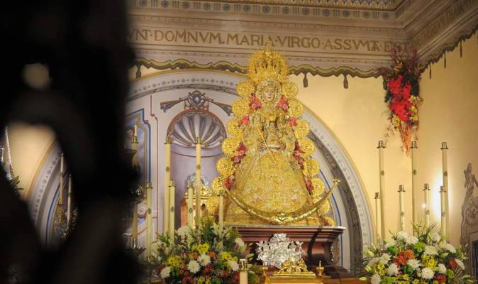 La Virgen del Rocío despide el año con el traje del centenario