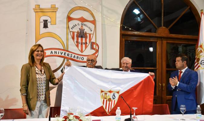 La peña sevillista concluye los actos de su 50 aniversario con una visita del Sevilla Futbol Club