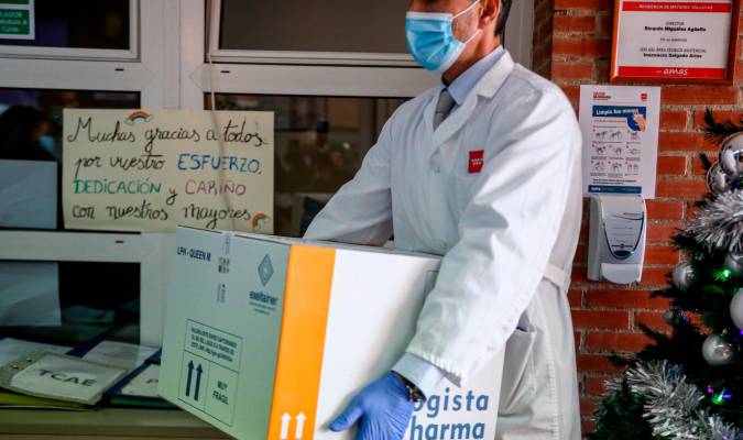 Un sanitario de la residencia recoge la caja con las dosis de la vacunas durante el primer día de vacunación contra la Covid-19 en España. / E.P.