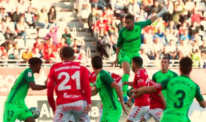 En-Nesyri remata hacia la portería del Real Murcia, durante el partido de la segunda eliminatoria de la Copa del Rey. / EFE