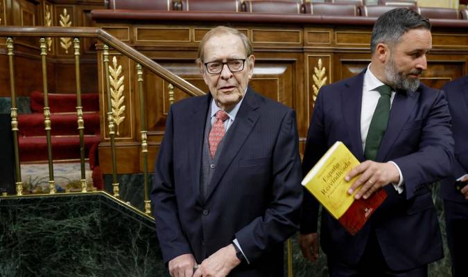 El candidato a la Presidencia del Gobierno, Ramón Tamames (d), acompañado del líder del partido, Santiago Abascal (i). EFE/Javier Lizón