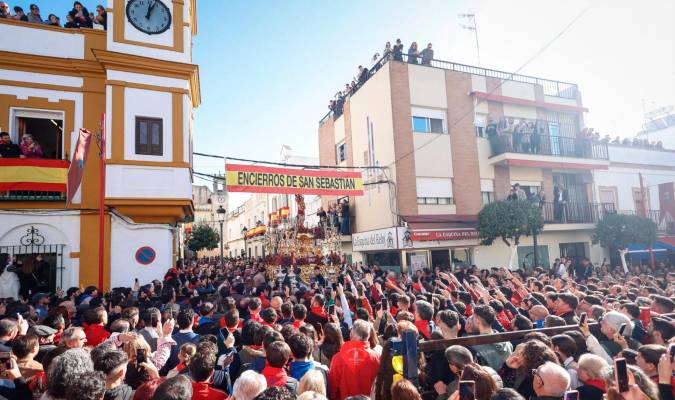 La esquina del Reloj, abarrotada de público antes del ‘chupinazo’. Foto: @AytoDeLaPuebla