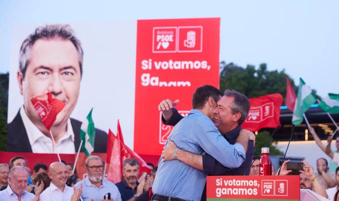 El candidato del PSOE a la presidencia de la Junta de Andalucía, Juan Espadas, (i) abraza al presidente del Gobierno de España, Pedro Sánchez.