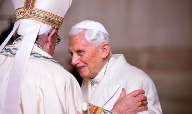 El papa Francisco pide oraciones para Benedicto XVI que «está muy enfermo»