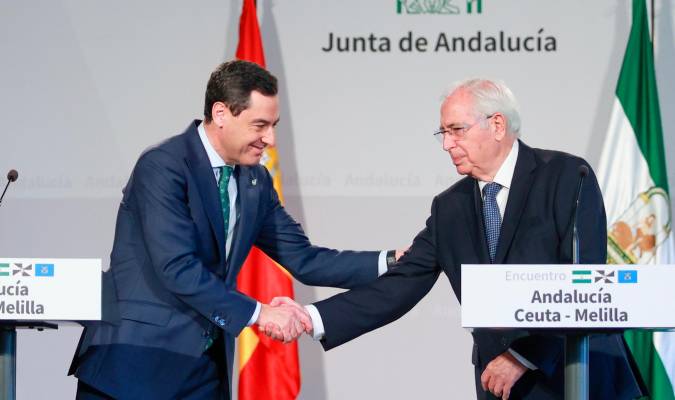 El presidente de la Junta de Andalucía, Juanma Moreno (i), estrecha su mano con el presidente de Melilla, Juan José Imbroda. / E.P.