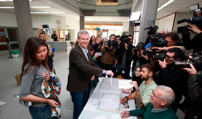 El presidente de la Xunta y candidato del Partido Popular a la reelección, Alfonso Rueda, ejerce su derecho a voto, en el Centro Galego de Tecnificación Deportiva (CGTD), Beatriz Ciscar / Europa Press 18/02/2024