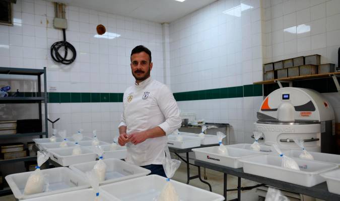 Domi Vélez, en el obrador de El Horno de Vélez, en Lebrija, donde hace a diario los panes por los que ha sido elegido el mejor panadero del mundo. / EL CORREO