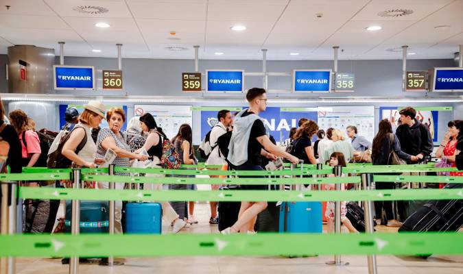 Pasajeros esperan en los mostradores de facturación de Ryanair. / Carlos Luján - Europa Press