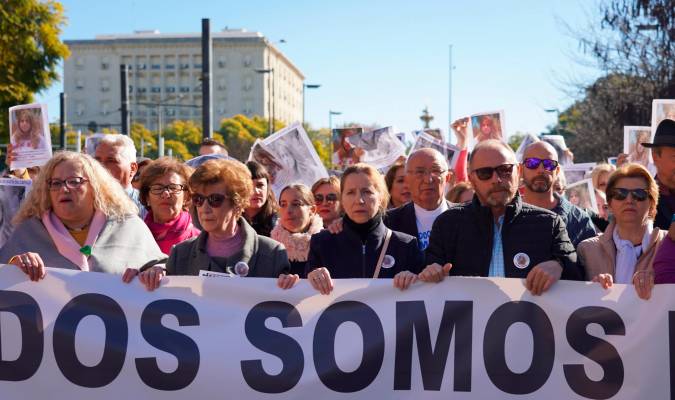  Los padres de Marta del cadtillo, Antonio del Castillo y Eva Casanueva, en la manifestación para exigir la repetición del juicio. / E.P.