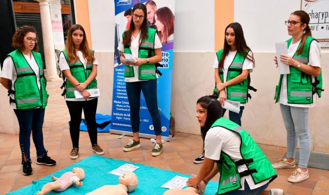 Alumnos de la Escuela Universitaria de Osuna hacen demostraciones de reanimación pulmonar
