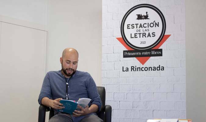 El escritor rinconero Miguel Ángel Checa presentó en ‘La Estación de las Letras’ su poemario ‘A la deriva de mis sueños in(finitos)’ (Foto: Francisco J. Domínguez)
