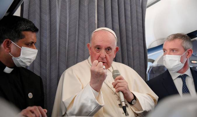 Escándalo: El Papa defendió al arzobispo que renunció por su vínculo con una mujer