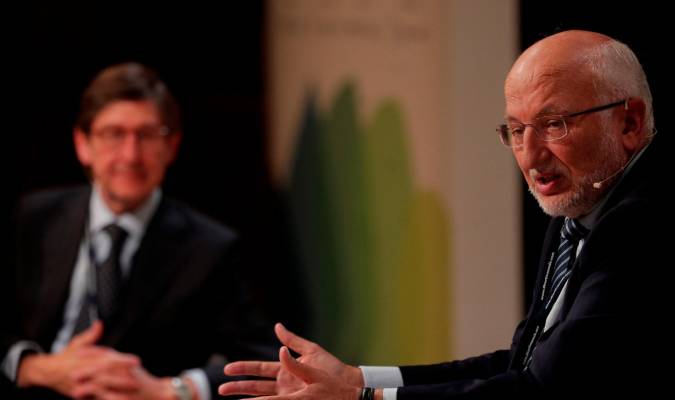 El presidente de Bankia, José Ignacio Goirigolzarri (izqda), y el de Mercadona, Juan Roig, durante su intervención en el congreso. EFE/Kai Försterling