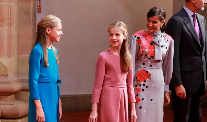 La reina Letizia (c) junto con sus hijas, la princesa Leonor (c) y la infanta Sofía (i) a su llegada al acto de recepción de los presidentes de los jurados, miembros de los patronatos Princesa de Asturias y Fundación Princesa de Asturias y con los galardonados con estos premios en su edición de 2019. EFE/Ballesteros