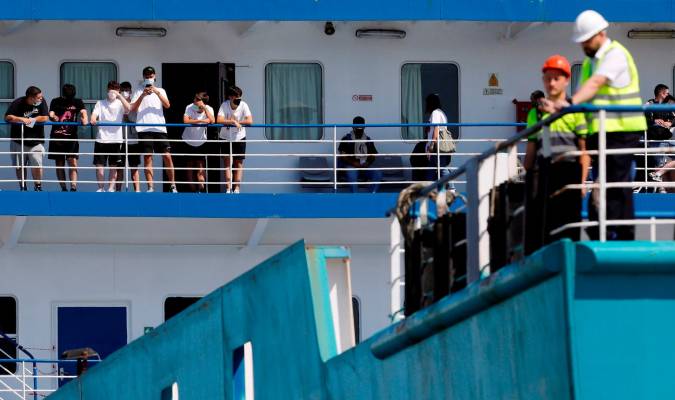 Varias personas aguardan durante el atraque del ferry en el que viajan 118 estudiantes. / EFE - Ana Escobar