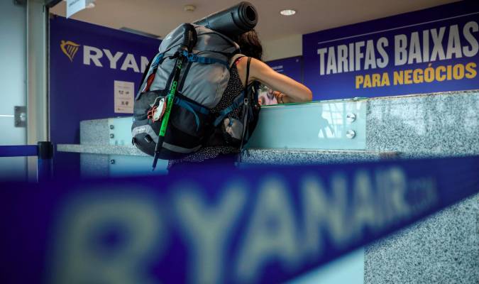 Condenan a Ryanair por cobrar suplemento a una pasajera con bolso y maleta