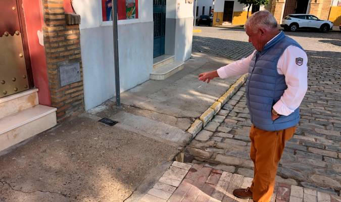 Un testigo señala el lugar en el que tuvo lugar el 5 de enero el accidente durante la cabalgata de Reyes en Marchena. EFE/ David Arjona