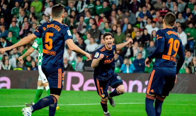  El delantero portugués del Valencia Gonçalo Guedes (c) celebra tras marcar el segundo gol ante el Real Betis. EFE/Pepo Herrera