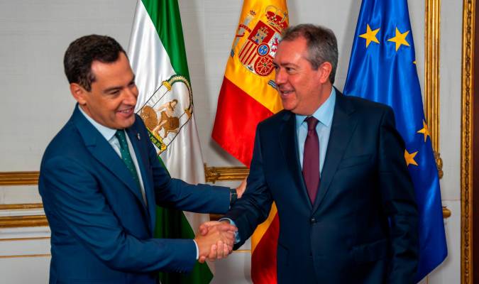 El presidente de la Junta de Andalucía, Juanma Moreno (i), con el el secretario general del PSOE-A, Juan Espadas (d). / Eduardo Briones - E.P.