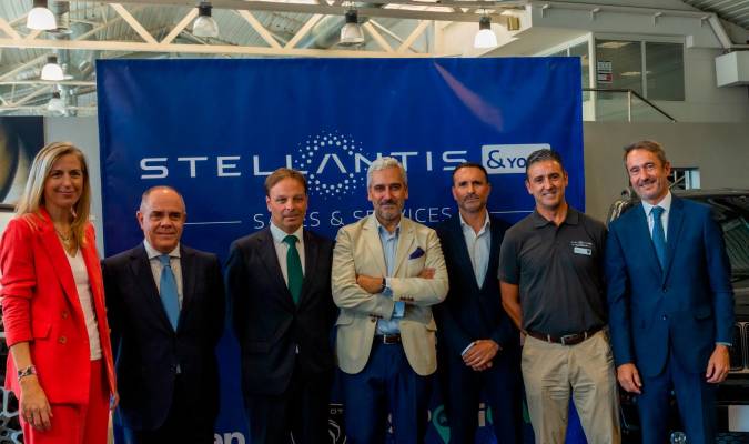 El staff directivo de Stellantis &amp;You celebra la inauguración del nuevo concesionario en Sevilla